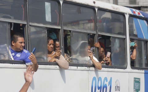 Varios ciudadanos que iban en bus o en autos  tomaban fotos de la pieza anatómica.