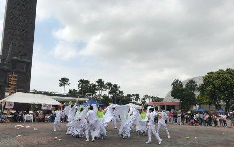 Adolescentes. El grupo La Sultana llegó desde Jipijapa a danzar el baile de la lana.