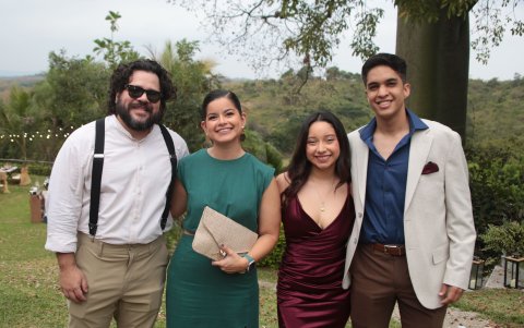 Fausto Feraud hijo, Estefanía Álava, Camila Vélez y Francisco Feraud.