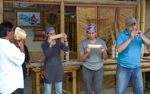 El músico e investigador Schuberth Ganchozo, aparece junto a miembros de su grupo de colaboradores hacen una demostración del uso de los instrumentos de caña.