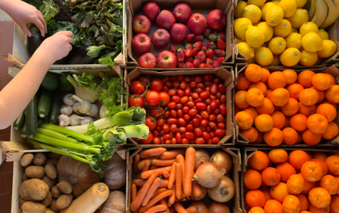 Las frutas y verduras también son fuentes de carbohidratos.