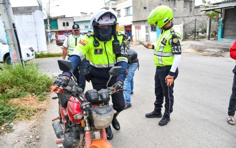 Una moto sin placas fue retenida por agentes de tránsito en La Libertad.