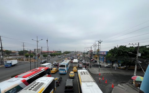 Los trabajos que se realizan sobre el Puente de la Unidad Nacional desde el pasado 12 de julio han atascado las vías de Durán y el viaducto.