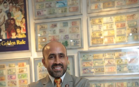 Isidro Fierro colecciones billetesde sus viajes. Ha visitado 54 países.