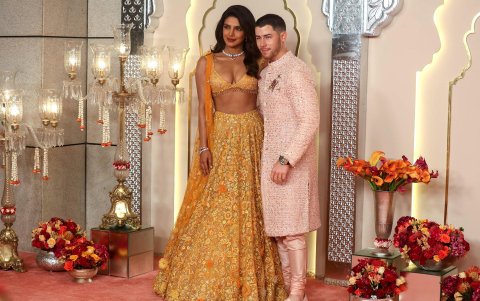 La actriz india Priyanka Chopra (izq.) y su esposo, el cantante estadounidense Nick Jonas, posan para fotografías