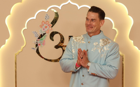El actor estadounidense John Cena posa para fotografías mientras asisten a la boda de Anant Ambani, hijo del presidente de Reliance Industries, Mukesh Ambani, en Mumbai, India.