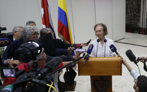 Vera Grabe, jefa del equipo de negociación del Gobierno de Colombia, durante una mesa de diálogo realizada en La Habana, Cuba, en febrero del 2024.
