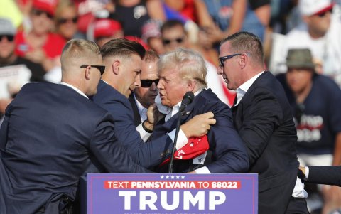 El ex presidente de los Estados Unidos, Donald Trump, es sacado del escenario por un servicio secreto después de un incidente durante un mitin de campaña en el Butler Farm Show Inc. en Butler, Pensilvania.