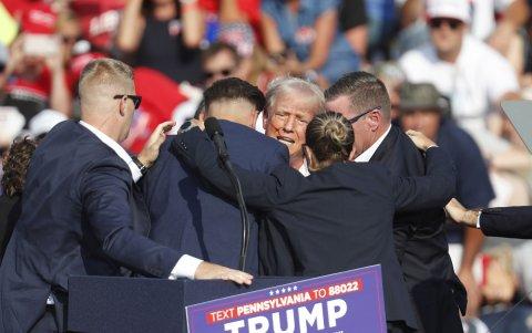 El ex presidente estadounidense Donald Trump es sacado del escenario por el servicio secreto después de un incidente durante un mitin de campaña en el Butler Farm Show Inc. en Butler.