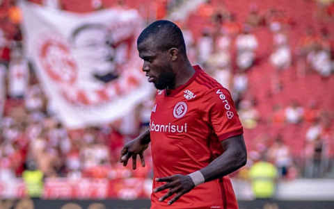 Hincha de Internacional intentó agredir a Enner Valencia.