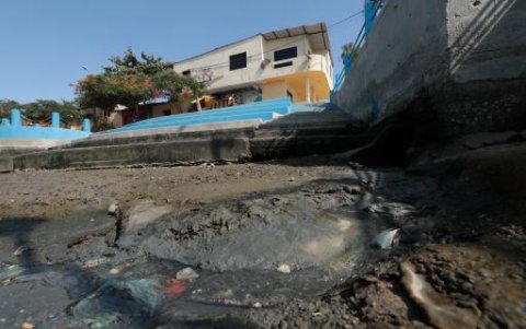 Ambiente. A un lado del muelle se observan las descargas de agua residuales que van directamente al manglar.