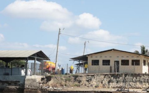 Industria. A lo largo del Manglar El Morro hay varias camaroneras; sus motores son ruidos en todo momento.