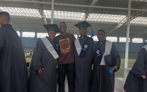 El tricolor Willian Pacho fue uno de los invitados especiales a la graduación.