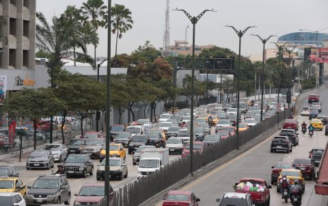 El tráfico que experimentan en la ciudad los guayaquileños es, a juicio de los habitantes, uno de los principales problemas que debe ya ser solucionado.