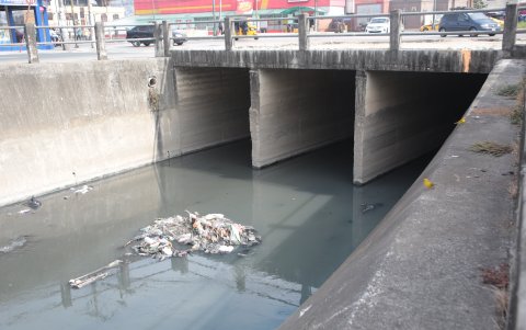 Quejas. Las familias quieren que los canales de aguas lluvias no sean más un espacio insalubre y abandonado.