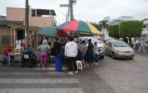 La ciudadanía pide ponerle orden a la informalidad. Denuncian que el espacio público y sitios destinados al ciudadanos están siempre ocupados por carretas y locales ambulantes.