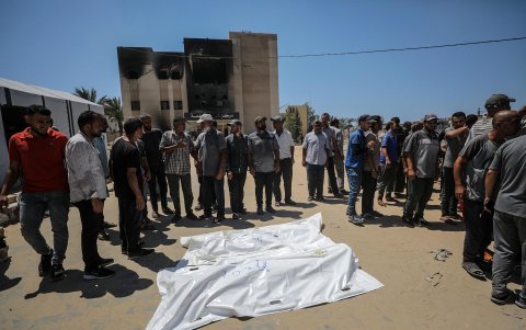 Palestinos rodean cuerpos de las víctimas tras los ataques israelíes en un campo de refugiados.