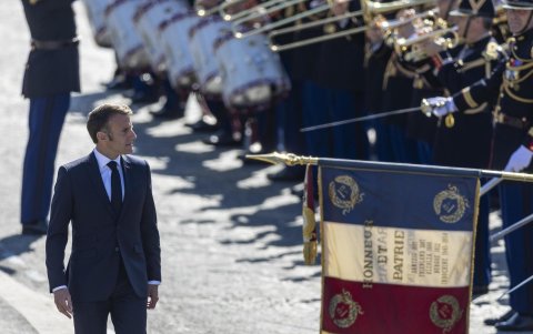 El presidente francés Emmanuel Macron revisa las tropas en la Avenida Foch durante el desfile militar anual del Día de la Bastilla, en París, este domingo 14 de julio de 2024.