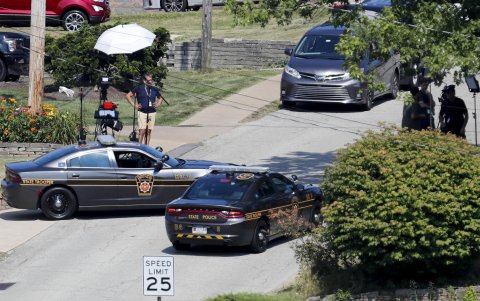 Oficiales del FBI cercaron el perímetro de la casa de Thomas Crooks, acusado de atacar al expresidente estadounidense Donald Trump.