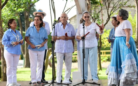 Actos de arte y música, además de oratoria hubo en el centro gerontológico Dr Arsenio de la Torre Marcillo para celebrar a Guayaquil.