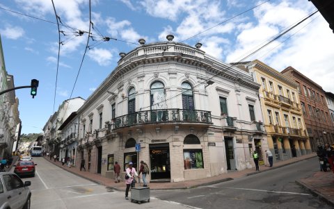 Los edificios donde funcionaban hoteles y bancos quedaron en el olvido.