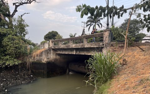 Miraflores. Debajo del puente se observa un efluente de aguas residuales que desecha líquido nauseabundo constantemente. La gente se acostumbró al hedor.