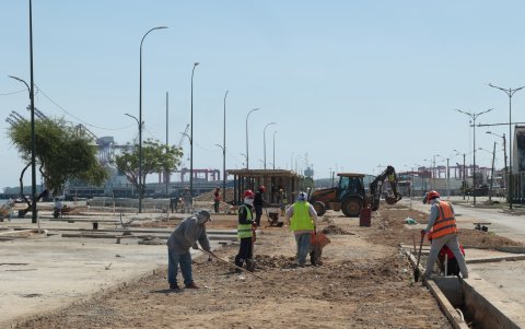 Se regenera el malecón en Puerto Bolívar.