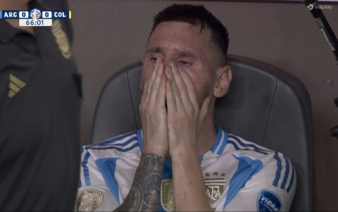 Messi llorando por su lesión.