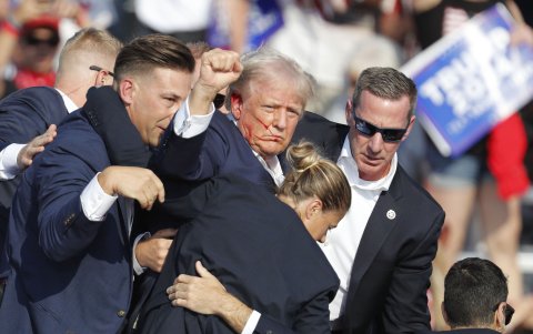 El expresidente estadounidense Donald Trump es sacado del escenario por el Servicio Secreto