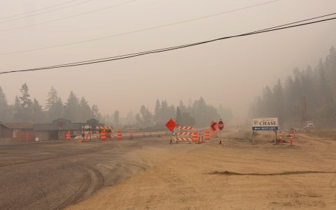 El humo provocado por los incendios forestales en agosto del año pasado en Brisith Columbia (Canadá), oscurecen el paisaje.