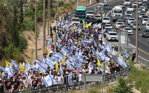 Una marcha de protesta para pedir la liberación de los rehenes, es observada este 12 de julio de 2024, mientras caminan por una carretera que conduce a Jerusalén.