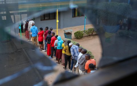 Los ciudadanos hacen cola para emitir sus votos en un centro de votación en Kigali, 15 de julio de 2024. El actual Presidente de Ruanda, Paul Kagame, busca un cuarto mandato.