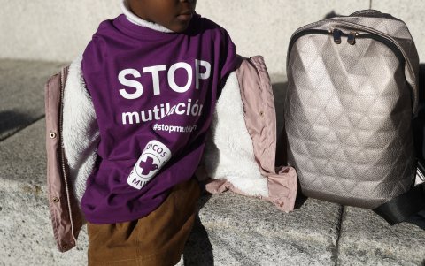 Mujeres activistas realizan un acto en la plaza del Museo Reina Sofía para desmontar los mitos y falsas creencias que contribuyen a perpetuar la mutilación genital femenina.