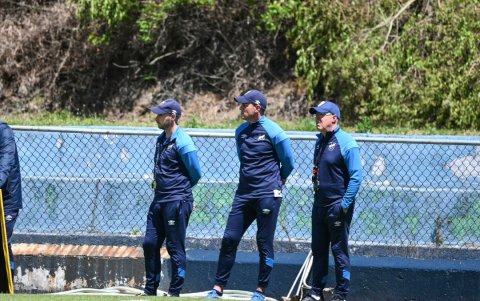 El director técnico Jorge Célico (d) analiza en el entrenamiento de la Universidad Católica