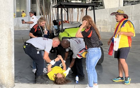 Una hincha de Colombia en el suelo, tratando de ser atendida. Hubo mucho caos.