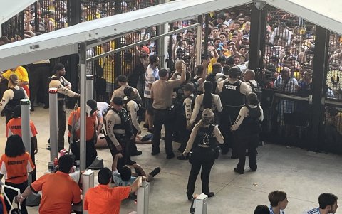 A la Policía le tocó lidiar con un problema grabe cuando los hinchas se entraron sin tener un boleto.