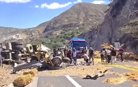 Bultos de paja quedaron regados sobre la av. Panamericana, tras el impacto en Guayllabamba.