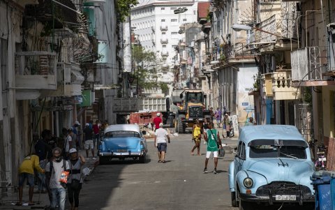 Personas caminan por una calle este domingo, en el centro de La Habana.