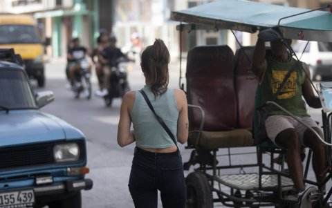 Una mujer espera un taxi, el 11 de julio del 2024, en La Habana.