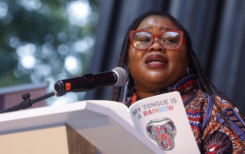 Imagen referencial de una mujer leyendo una poesía.