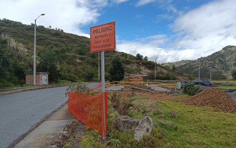 Las obras de construcción del primer retén avanzan. Ya se pueden ver una base de concreto y tuberías que será parte de las conexiones.