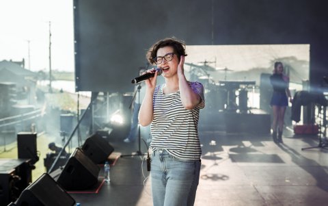 Diana Rueda durante la prueba de sonido. Ella es la más pendiente del micrófono y los equipos.