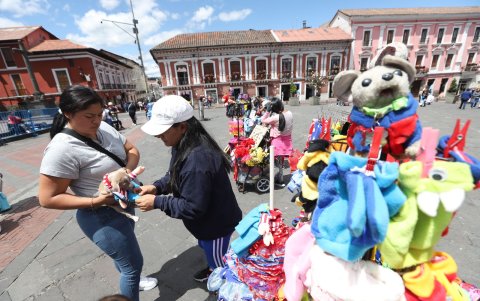 En centros comerciales populares como Nuevo Amanecer, El Tejar y más, los propietarios comentan que sus clientes ya no ingresan y compran en las vías.
