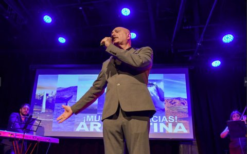 a potente voz de Óscar Mangione llenó de emoción al público que acudió al Teatro Sánchez Aguilar para disfrutar de un concierto de tango.