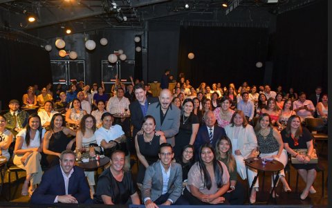 Los asistentes posan junto Óscar.