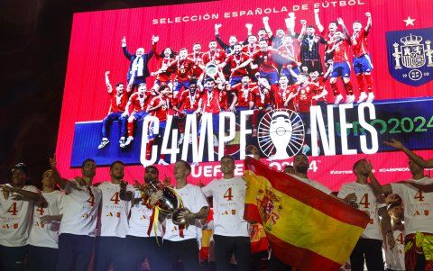 Los jugadores de la selección de España celebraron en una tarima en el centro de Madrid.