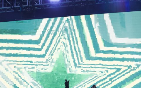 Kiruba cerró su concierto en Guayaquil con un abrazo, a modo de promesa.