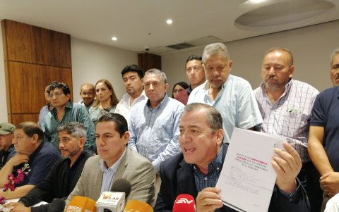 Líder.- Abel Gómez, gerente de Fenacotip, muestra el plan de seguridad que han planteado al Gobierno.