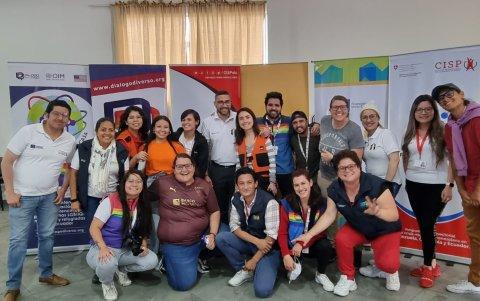 Migrantes venezolanos que tienen sus papeles en regla y con mayor tiempo en Ecuador se encargan de desarrollar obras sociales para sus compatriotas que están en desventaja.