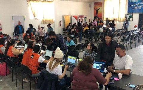 Organizaciones de ayuda a migrantes venezolanos en Ecuador brindan asesoría y gestionan trámites de documentación en instituciones nacionales